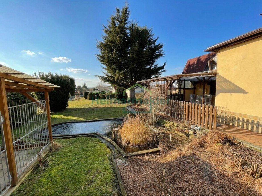 Blick in den Garten mit Teich Doppelhaush�lfte Bernburg