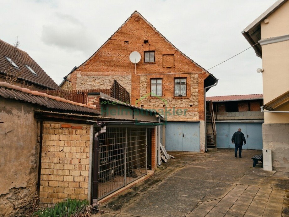 Hofansicht mit 2 Garagen Landhaus Hedersleben