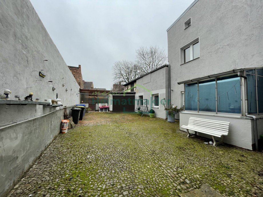 Innenhof - Blick Richtung Garage Mehrfamilienhaus Aschersleben