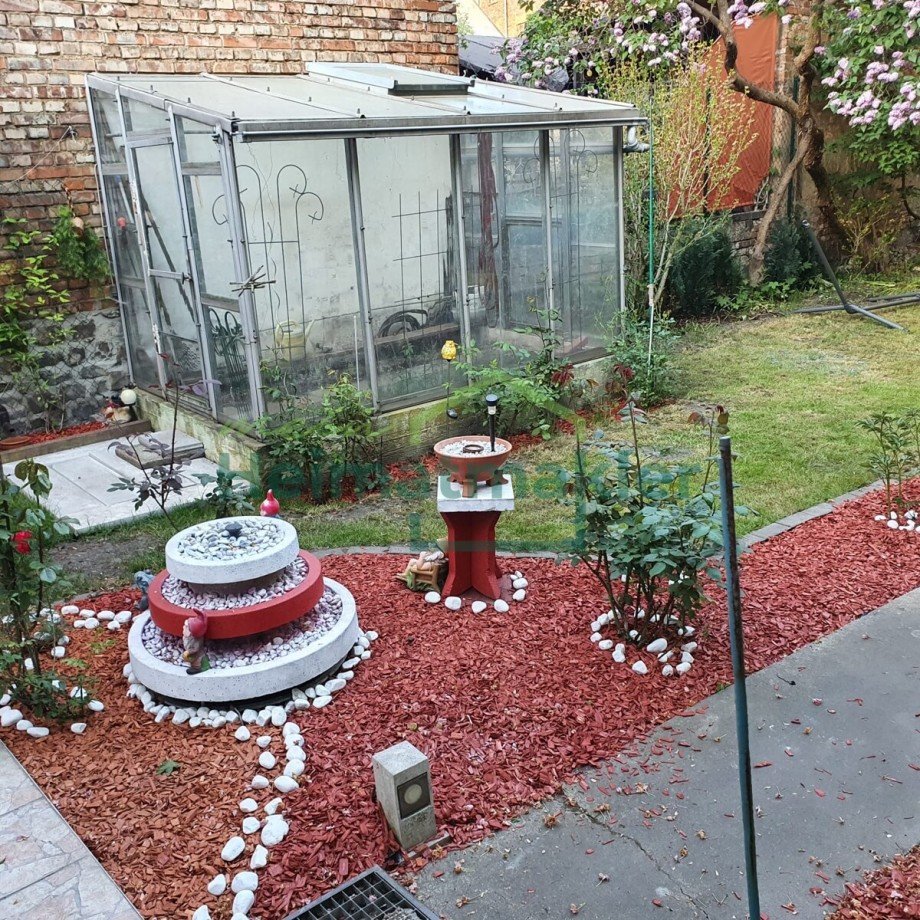 Garten links mit Gew�chshaus Mehrfamilienhaus Aschersleben